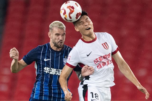 1751207547136081024.jpg (体育)(2)足球——中超:武汉三镇对阵成都蓉城XxjpseC007324_20250629_PEPFN0A001.jpg