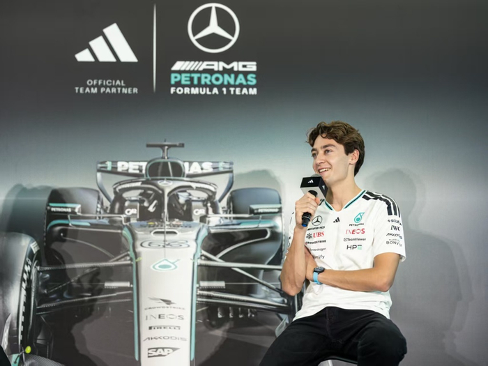 开云体育-说着“侬好”的拉塞尔，你怎能不爱|上海|梅赛德斯AMG车队|乔治·拉塞尔|赛车手|揭幕战_新浪体育_新浪新闻