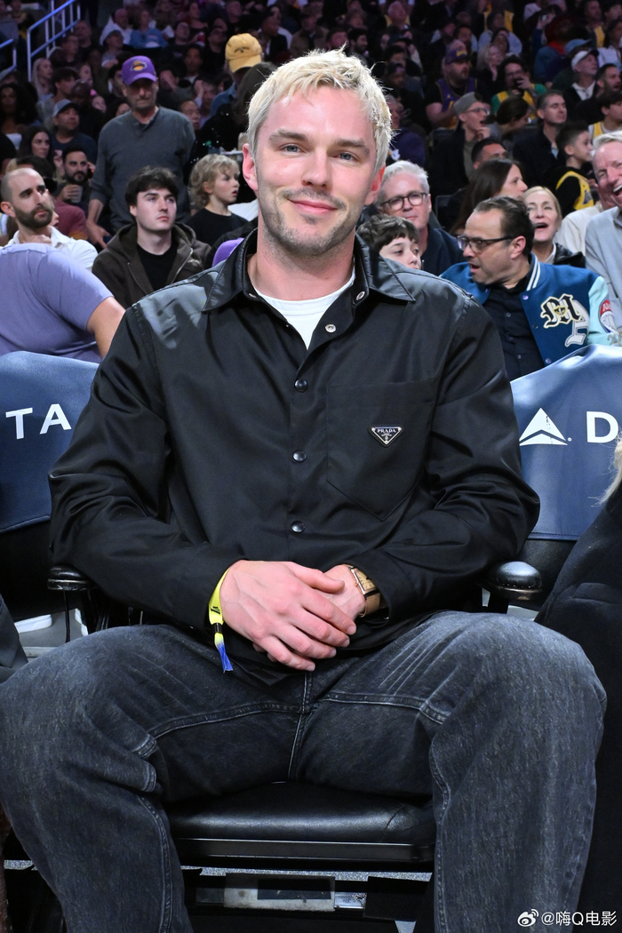 开云体育-尼古拉斯·霍尔特现身2026年湖人vs骑士比赛现场|Nicholas Hoult|LAKERS_新浪娱乐_新浪新闻