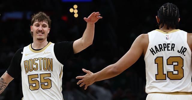 开云体育-绿军三名球员同场创生涯得分新高 为队史首次